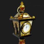 Сувенирные часы из янтаря ручной работы